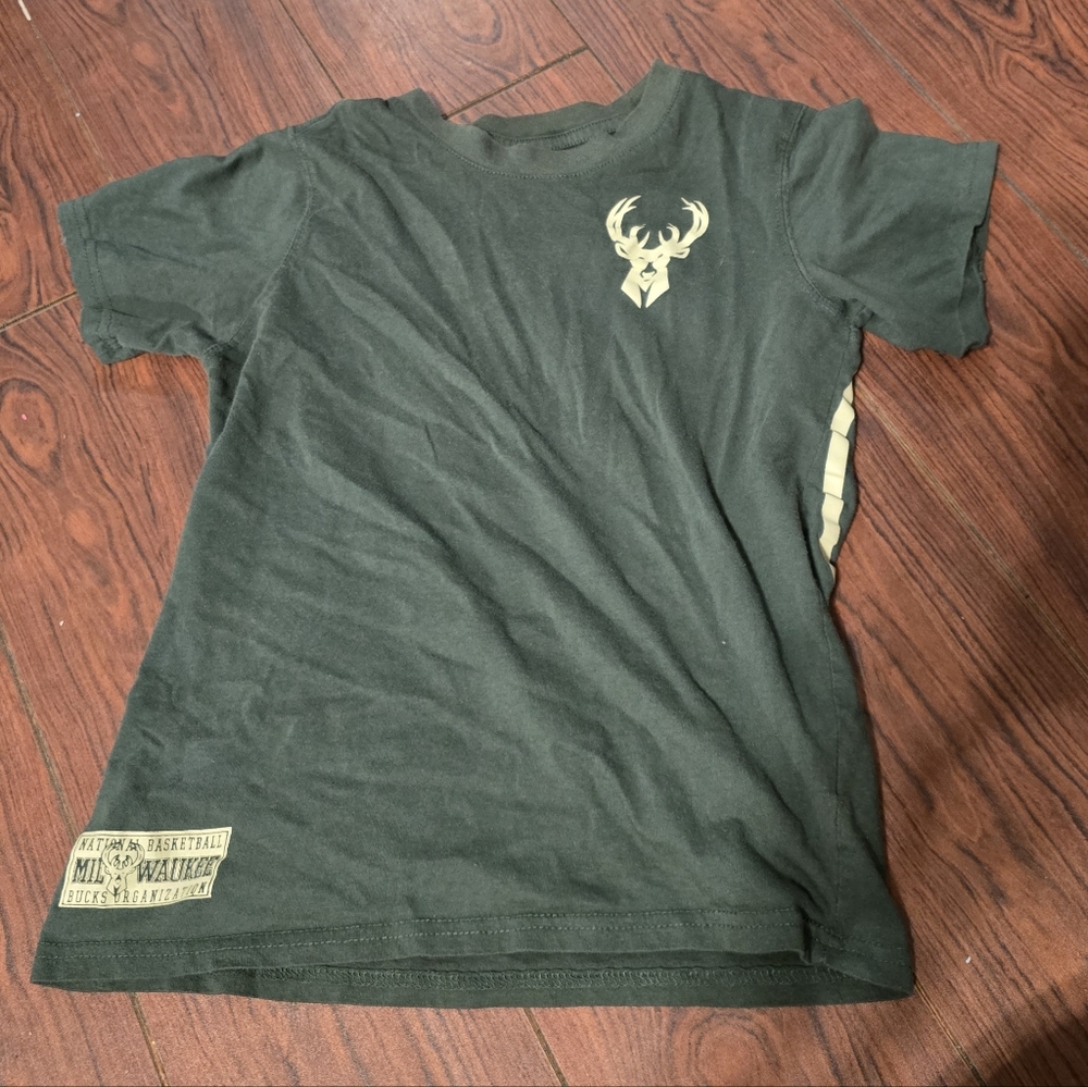 Kids Green Milwaukee Bucks Basketball T-Shirt Size Large 14-16
